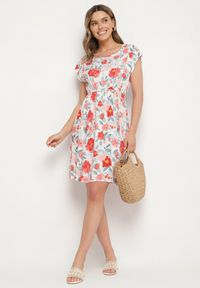 Born2be - Czerwona Kwiatowa Sukienka z Bawełną o Rozkloszowanym Kroju Mavelione. Okazja: na co dzień. Kolor: czerwony. Materiał: bawełna. Wzór: kwiaty. Typ sukienki: rozkloszowane. Styl: casual, klasyczny #2