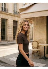 Sinsay - Crop top ze strukturalnego materiału - brązowy. Kolor: brązowy. Materiał: materiał #1