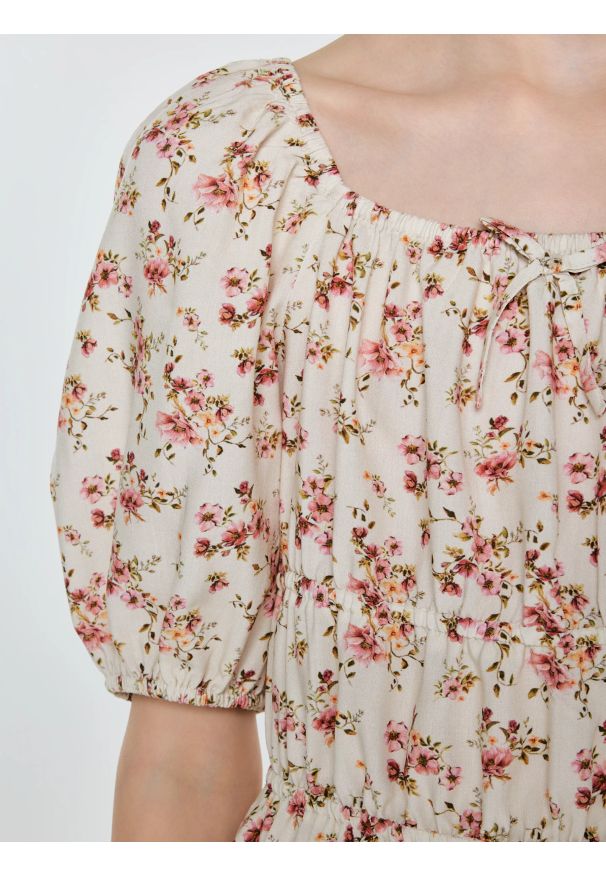 Big-Star - Sukienka dziewczęca z wiskozy w kwiatowy wzór perłowa Radojka 103. Okazja: na spacer. Typ kołnierza: kokarda, dekolt w karo. Kolor: kremowy. Materiał: wiskoza. Wzór: kwiaty. Sezon: lato