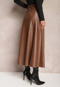 Renee - Brązowa Rozkloszowana Spódnica Midi z Imitacji Skóry z Kieszeniami z Klapą i Guzikami Maronna. Kolor: brązowy. Materiał: skóra