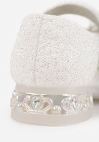 Born2be - Białe Balerinki z Paskiem i Skórzaną Wkładką Zdobione Kokardą z Cyrkoniami Larailee. Okazja: na co dzień, na uczelnię, na spacer. Zapięcie: pasek. Kolor: biały. Materiał: skóra. Wzór: aplikacja. Styl: casual, elegancki #3