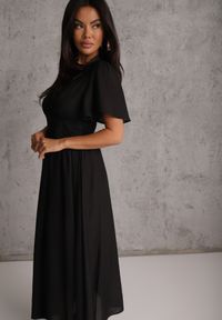 Renee - Czarna Wiskozowa Sukienka na Lato z Taliowaniem Ozdobiona Koronkowymi Wstawkami Amahessa. Kolor: czarny. Materiał: wiskoza, koronka. Wzór: aplikacja. Sezon: lato. Styl: elegancki, wakacyjny, wizytowy. Długość: maxi #7