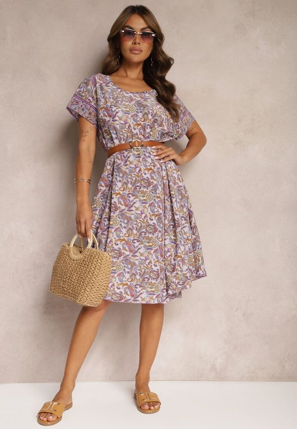 Renee - Fioletowa Rozkloszowana Sukienka z Wiskozy w Kwiaty Rivanira. Okazja: na co dzień. Kolor: fioletowy. Materiał: wiskoza. Wzór: kwiaty. Sezon: lato. Typ sukienki: proste. Styl: casual