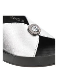 Srebrne Sandały S.Barski Modne Obuwie Damskie. Nosek buta: okrągły. Zapięcie: pasek. Kolor: srebrny. Styl: glamour, elegancki #3