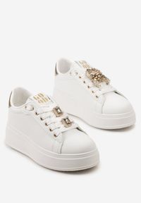 Born2be - Biało-Złote Sznurowane Sneakersy na Platformie do Kostki z Imitacji Skóry ze Zdobieniami Alicenoa. Kolor: biały. Materiał: skóra. Wzór: aplikacja. Obcas: na platformie #6