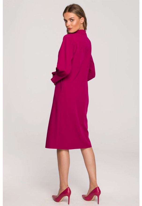 Stylove - Sukienka elegancka pudełkowa z zaszewkami fioletowa. Okazja: do pracy, na spotkanie biznesowe. Kolor: fioletowy. Styl: elegancki