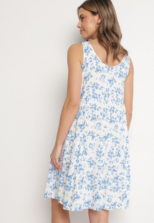 Born2be - Biało-Niebieska Rozkloszowana Sukienka z Bawełny z Kwiatowym Wzorem Anniviana. Okazja: na imprezę, na co dzień. Kolor: biały. Materiał: bawełna. Wzór: kwiaty. Typ sukienki: proste. Styl: elegancki, casual, klasyczny