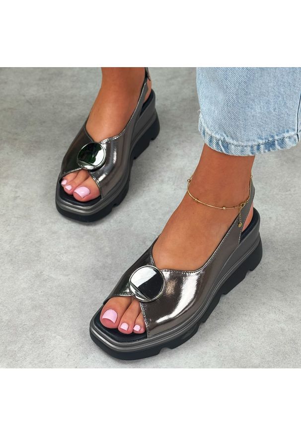 Platynowe skórzane sandały damskie na koturnie T.Sokolski L26-249. Zapięcie: bez zapięcia. Kolor: srebrny. Materiał: skóra. Sezon: lato. Obcas: na koturnie