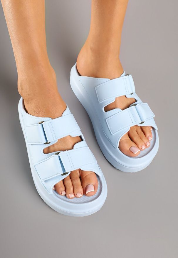 Born2be - Jasnoniebieskie Klapki na Grubej Podeszwie z Pianki z Paskami na Rzep Falonisa. Okazja: na co dzień. Kolor: niebieski. Wzór: paski. Styl: sportowy, klasyczny, elegancki, casual