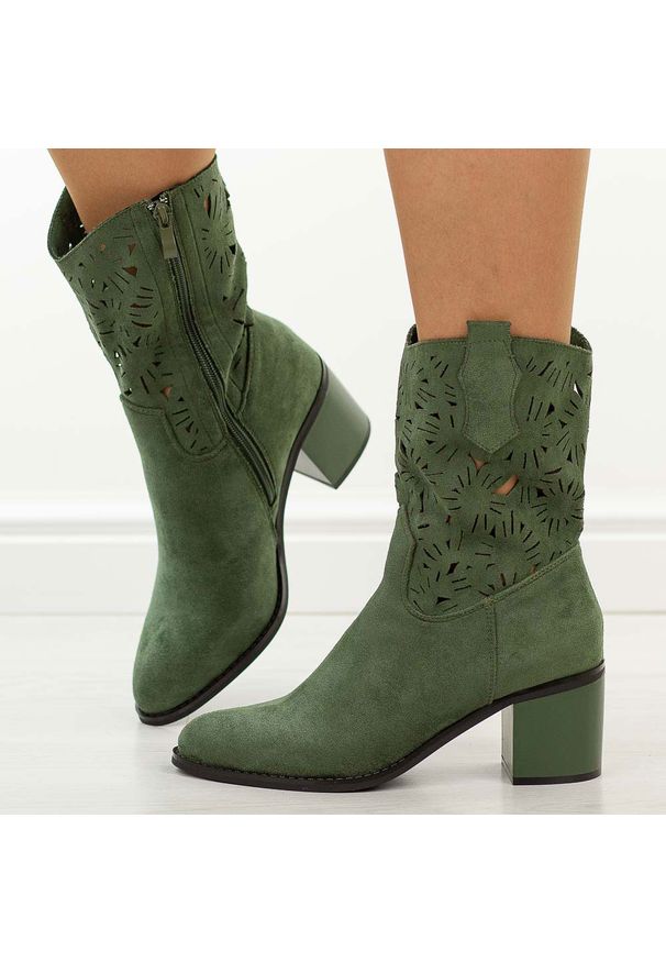 Zielone zamszowe ażurowe botki damskie na obcasie M.Daszyński 2337-12. Kolor: zielony. Materiał: zamsz. Szerokość cholewki: normalna. Wzór: ażurowy. Sezon: zima, jesień. Obcas: na obcasie. Styl: elegancki. Wysokość obcasa: średni