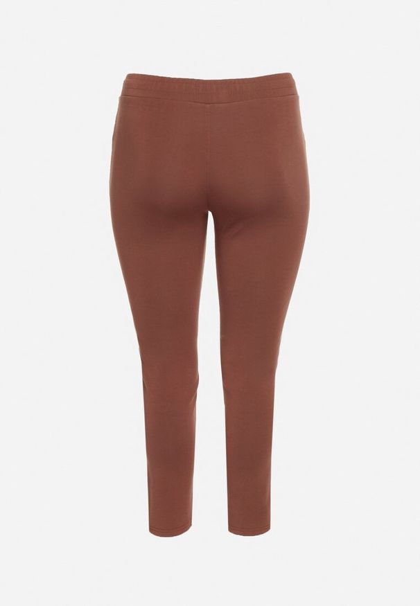 Born2be - Ciemnobrązowe Spodnie Dresowe z Ozdobą z Boku Rialane. Okazja: na co dzień. Kolekcja: plus size. Kolor: brązowy. Materiał: dresówka. Wzór: aplikacja. Styl: casual, elegancki
