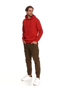 TOP SECRET - Bluza kangurka w czerwonym kolorze. Okazja: na co dzień. Kolor: czerwony. Materiał: dzianina. Długość rękawa: długi rękaw. Długość: długie. Sezon: zima, jesień. Styl: casual, klasyczny #4