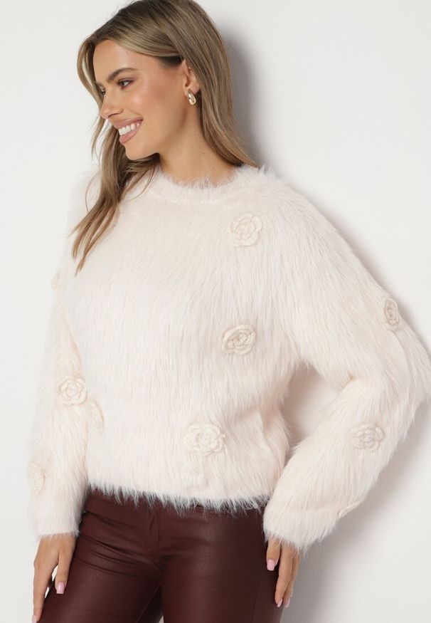 Born2be - Jasnoróżowy Sweter z Wiskozą o Długim Włosiu z Ozdobną Aplikacją z Kwiatami Tailina. Kolor: różowy. Materiał: wiskoza. Długość: długie. Wzór: kwiaty, aplikacja. Sezon: zima