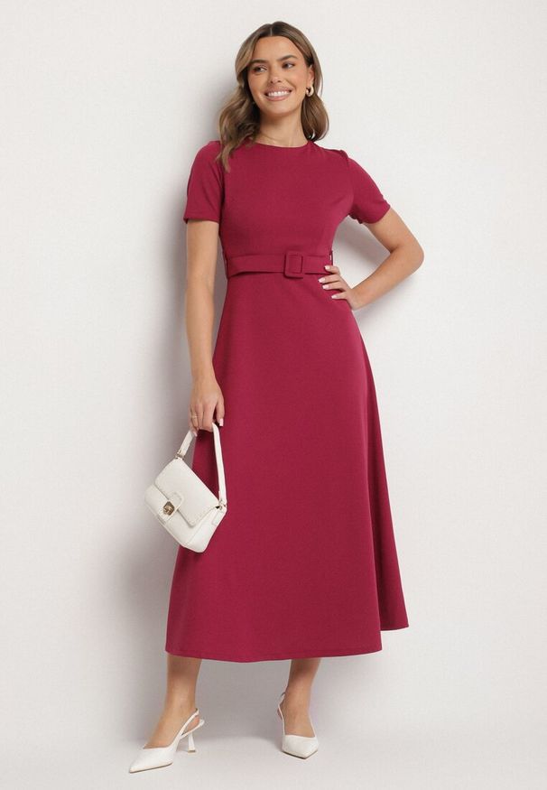 Born2be - Ciemnoróżowa Rozkloszowana Sukienka Ozdobiona Paskiem Desianna. Okazja: na co dzień. Kolor: różowy, czerwony. Wzór: aplikacja. Typ sukienki: proste. Styl: casual, elegancki, klasyczny