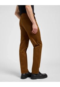 Lee - MESKIE SPODNIE LEE REGULAR CHINO QUAIL BROWN 112370608 #5