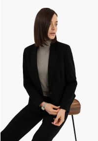 Volcano - Czarna marynarka JB-MALIRA. Okazja: na co dzień. Kolor: czarny. Materiał: elastan, poliamid, materiał, bawełna, jeans. Długość: krótkie. Wzór: gładki. Styl: casual, elegancki, klasyczny #1