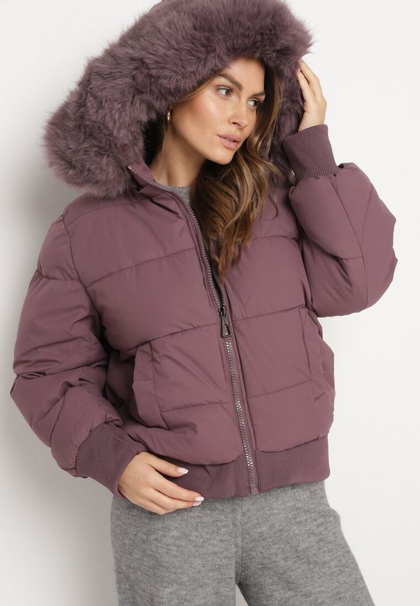 Born2be - Fioletowa Pikowana Kurtka z Szerokimi Ściągaczami i Ozdobnym Futrem przy Kapturze Inandria. Okazja: na co dzień, na spotkanie biznesowe, do pracy. Kolor: fioletowy. Materiał: futro. Długość rękawa: długi rękaw. Długość: długie. Styl: biznesowy, casual, elegancki, klasyczny