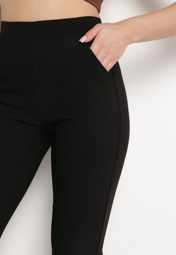 Born2be - Czarne Spodnie z Gumką w Pasie z Kieszeniami i Wykończone Ozdobnym Haftem Starola. Okazja: na co dzień. Kolor: czarny. Wzór: haft. Styl: casual, klasyczny