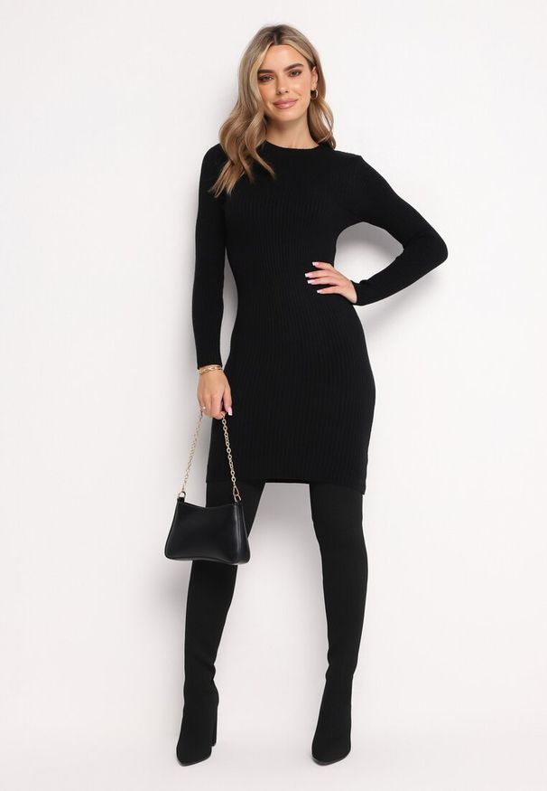 Born2be - Czarna Sukienka Mini z Prążkowanej Sweterkowej Dzianiny o Dopasowanym Fasonie Paulinma. Kolor: czarny. Materiał: dzianina, prążkowany. Długość rękawa: długi rękaw. Długość: mini