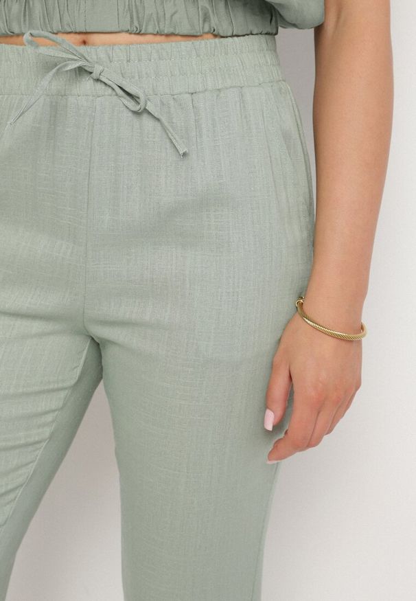 Born2be - Zielone Spodnie z Lnem Ozdobione Sznurkiem Naterella. Okazja: na co dzień. Kolor: zielony. Materiał: len. Wzór: aplikacja. Sezon: lato. Styl: casual, boho, klasyczny, elegancki