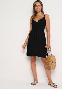 Born2be - Czarna Bawełniana Sukienka na Cienkich Regulowanych Ramiączkach z Kopertowym Dekoltem Pennea. Okazja: na co dzień. Typ kołnierza: dekolt kopertowy. Kolor: czarny. Materiał: bawełna. Długość rękawa: na ramiączkach. Typ sukienki: kopertowe. Styl: sportowy, casual, elegancki #7