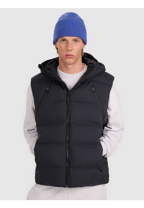 4f - 4F Bezrękawnik puchowy z wypełnieniem syntetycznym męski - czarny S. Okazja: na co dzień. Typ kołnierza: kaptur. Kolor: czarny. Materiał: syntetyk, puch. Długość rękawa: bez rękawów. Długość: długie. Styl: klasyczny, casual, sportowy