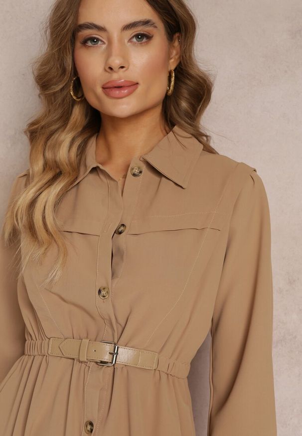 Renee - Brązowa Koszulowa Sukienka z Gumką w Talii i Paskiem z Klamerką Jenele. Okazja: na co dzień. Kolor: brązowy. Materiał: skóra. Typ sukienki: koszulowe. Styl: klasyczny, casual