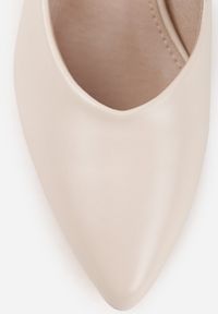 Born2be - Beżowe Czółenka VICES na Obcasie z Geometrycznym Zdobieniem Balsara. Okazja: na co dzień, do pracy, na spotkanie biznesowe. Kolor: beżowy. Materiał: prążkowany, jeans. Wzór: geometria, aplikacja. Obcas: na obcasie. Styl: klasyczny, casual, biznesowy, elegancki. Wysokość obcasa: średni #2