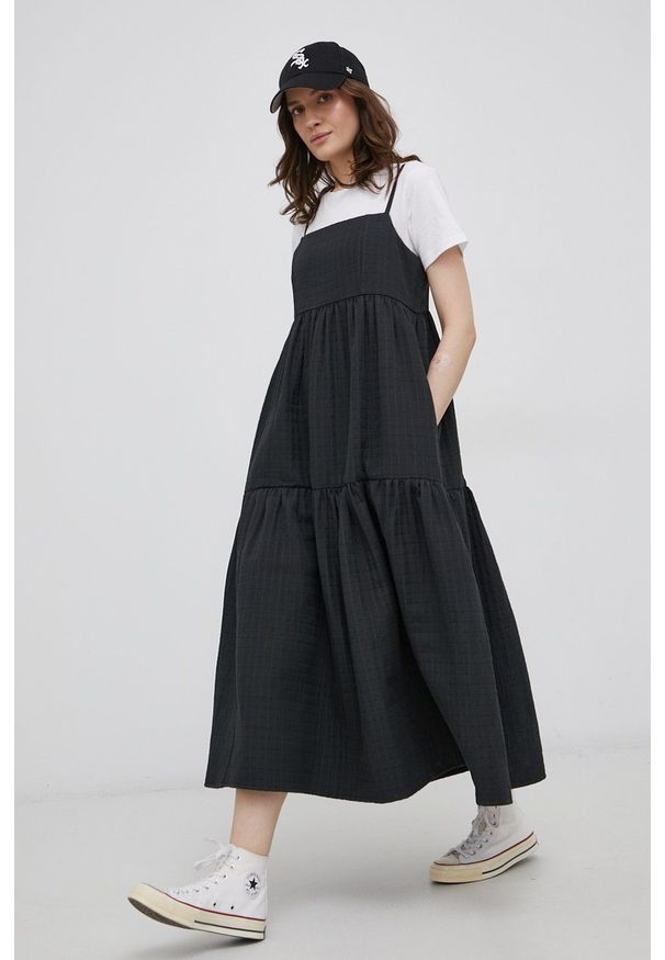 Levi's® - Levi's Sukienka kolor czarny midi rozkloszowana. Okazja: na spotkanie biznesowe. Kolor: czarny. Materiał: dzianina. Długość rękawa: na ramiączkach. Typ sukienki: rozkloszowane. Styl: biznesowy. Długość: midi