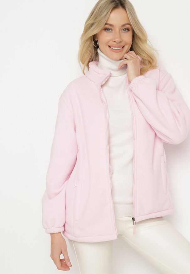 Born2be - Jasnoróżowy Klasyczny Polar ze Ściągaczami przy Rękawach Paradi. Okazja: do pracy, na co dzień. Kolor: różowy. Materiał: polar. Długość rękawa: długi rękaw. Długość: długie. Styl: klasyczny