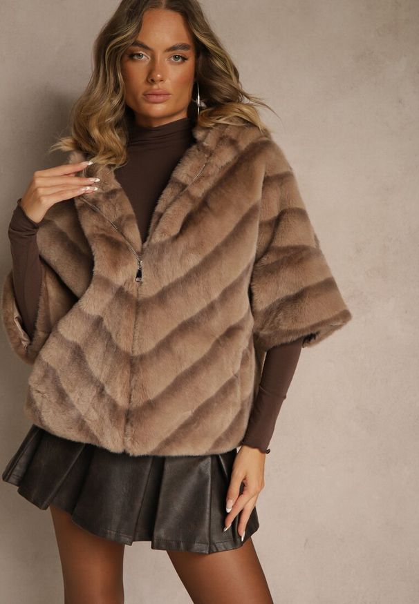 Renee - Beżowa Kurtka Futrzana o Kroju Oversize z Kapturem i Rękawami 3/4 Titene. Okazja: na co dzień. Typ kołnierza: kaptur. Kolor: beżowy. Materiał: futro. Sezon: zima. Styl: casual, elegancki, klasyczny