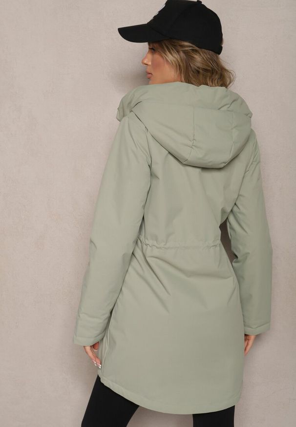 Renee - Jasnozielona Kurtka w Stylu Parki na Napy ze Ściągaczami w Pasie Ardodia. Okazja: na co dzień. Typ kołnierza: kaptur. Kolor: zielony. Materiał: jeans. Styl: elegancki, casual