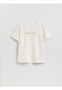 Reserved - Strukturalny t-shirt regular fit - złamana biel. Materiał: dzianina, bawełna #1