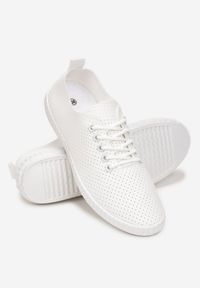 Born2be - Białe Trampki. Nosek buta: okrągły. Kolor: biały. Materiał: skóra ekologiczna. Szerokość cholewki: normalna. Wzór: ażurowy, jednolity. Styl: klasyczny #4