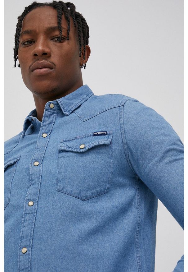 Superdry - Koszula jeansowa. Okazja: na co dzień. Typ kołnierza: kołnierzyk klasyczny. Kolor: niebieski. Materiał: jeans. Styl: klasyczny, casual