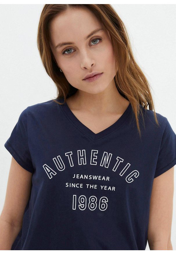bonprix - Długi shirt. Kolor: niebieski. Długość: długie. Wzór: nadruk