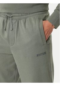 Mustang Spodnie dresowe Logan 1016975 Zielony Regular Fit. Kolor: zielony. Materiał: bawełna #3