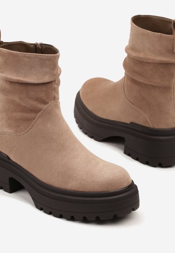 Born2be - Ciemnobeżowe Marszczone Botki na Grubej Podeszwie Catrie. Okazja: na spotkanie biznesowe, do pracy, na co dzień. Kolor: beżowy. Materiał: jeans. Styl: klasyczny, biznesowy, casual, elegancki