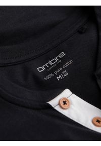 Ombre Clothing - Longsleeve męski z guzikami przy dekolcie - czarny V4 - Rozmiar: XXL. Okazja: na co dzień. Kolor: czarny. Materiał: bawełna, jersey, dzianina. Długość rękawa: długi rękaw. Wzór: aplikacja. Styl: klasyczny, casual #8