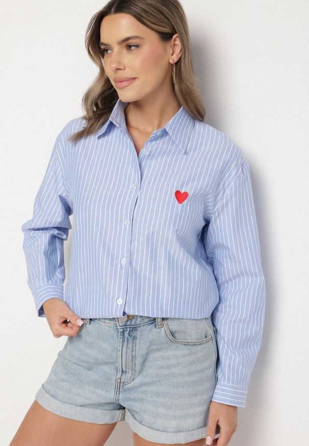 Born2be - Jasnoniebieska Koszula o Kroju Oversize z Delikatne Paski z Haftem w Kształcie Serca Talaviela. Okazja: na co dzień. Typ kołnierza: kołnierzyk klasyczny. Kolor: niebieski. Materiał: jeans. Długość rękawa: długi rękaw. Długość: długie. Wzór: haft, paski. Styl: klasyczny, casual, elegancki