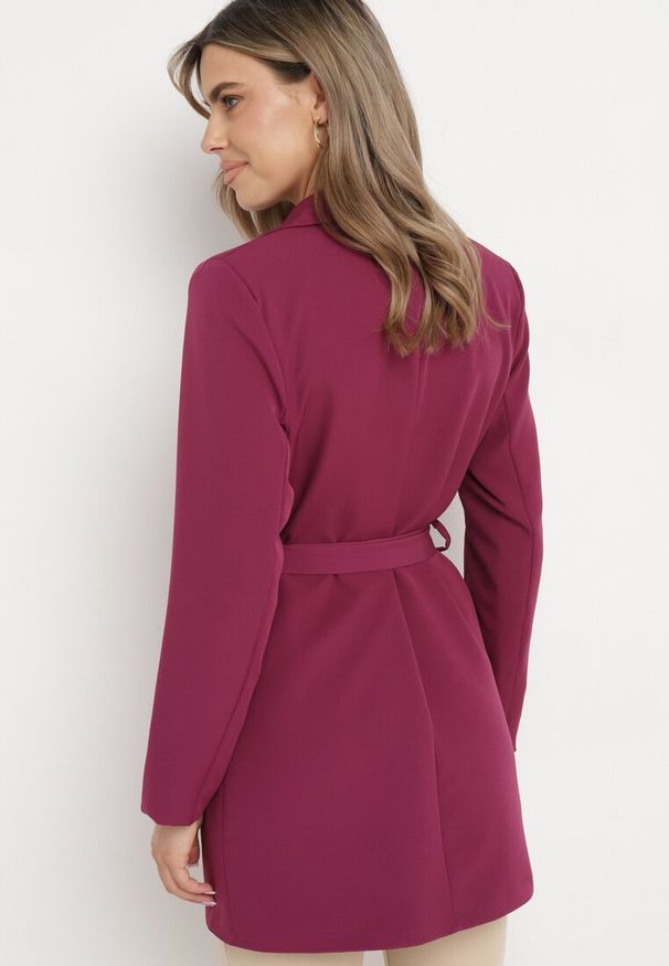 Born2be - Ciemnofioletowa Sukienkowa Marynarka z Paskiem w Talii Saathvika. Okazja: na co dzień, na spotkanie biznesowe. Kolor: fioletowy. Materiał: poliester, jeans. Styl: biznesowy, casual, elegancki, klasyczny