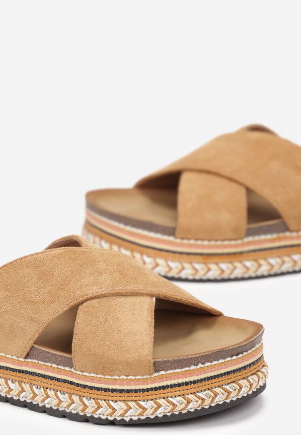 Renee - Brązowe Klapki na Płaskiej Podeszwie z Plecioną Taśmą i Odkrytym Noskiem Littlemark. Kolor: brązowy. Obcas: na płaskiej podeszwie