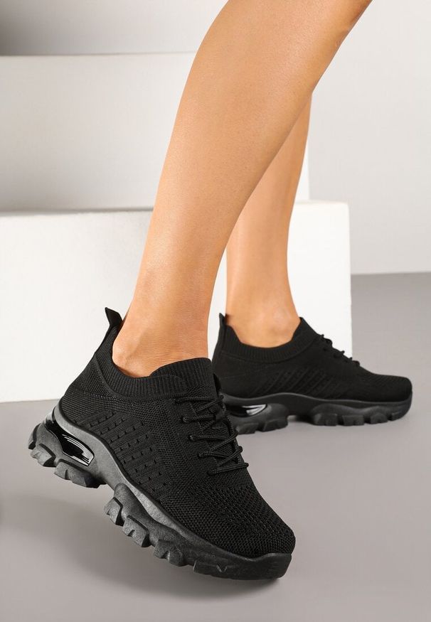 Born2be - Czarne Buty Sportowe Sneakersy Siateczkowe na Podeszwie z Tłoczeniami i Aplikacją Istewia. Okazja: na co dzień, na spacer. Nosek buta: okrągły. Kolor: czarny. Materiał: jeans. Wzór: aplikacja. Obcas: na obcasie. Wysokość obcasa: średni. Sport: turystyka piesza