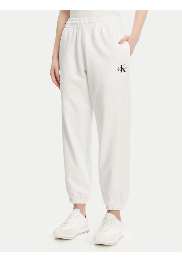 Calvin Klein Jeans Spodnie dresowe Monologo LV047B235G Biały Regular Fit. Kolor: biały. Materiał: bawełna