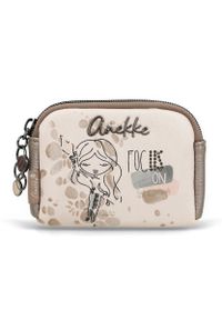 Portfel damski Anekke, z ozdobnym nadrukiem i metalowym logo zapinany na suwak wyposażony w przegrody na karty kieszeń na monety oraz miejsce na bank. Kolor: beżowy. Wzór: nadruk #7