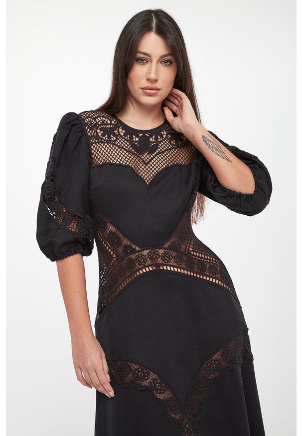 Twinset Milano - Sukienka midi ażurowa TWINSET. Wzór: ażurowy. Długość: midi