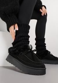 Renee - Czarne Rustykalne Śniegowce z Niską Cholewką Zdobione Futrem i Kokardą Tuspena. Okazja: do domu, na co dzień. Wysokość cholewki: przed kostkę. Kolor: czarny. Materiał: futro. Szerokość cholewki: normalna. Wzór: aplikacja. Sezon: zima. Styl: casual #7