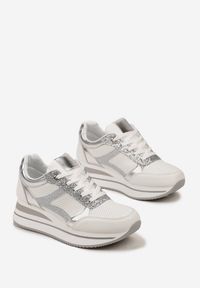 Born2be - Biało-Srebrne Sneakersy na Grubej Podeszwie z Błyszczącymi Wstawkami i Sznurowaniem Lirevasa. Kolor: biały. Wzór: aplikacja