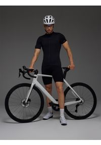 4f - 4F Legginsy krótkie rowerowe z żelowo-piankową wkładką i szelkami męskie - czarne S. Kolor: czarny. Materiał: włókno, tkanina, elastan, dzianina, materiał, syntetyk, poliester. Długość: krótkie. Wzór: gładki, ze splotem. Sport: kolarstwo
