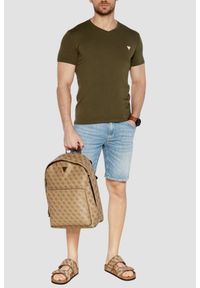 Guess - GUESS Zielony męski t-shirt z małym logo. Okazja: na co dzień. Typ kołnierza: dekolt w serek. Kolor: zielony. Materiał: bawełna, elastan. Długość rękawa: krótki rękaw. Długość: krótkie. Styl: elegancki, klasyczny, casual